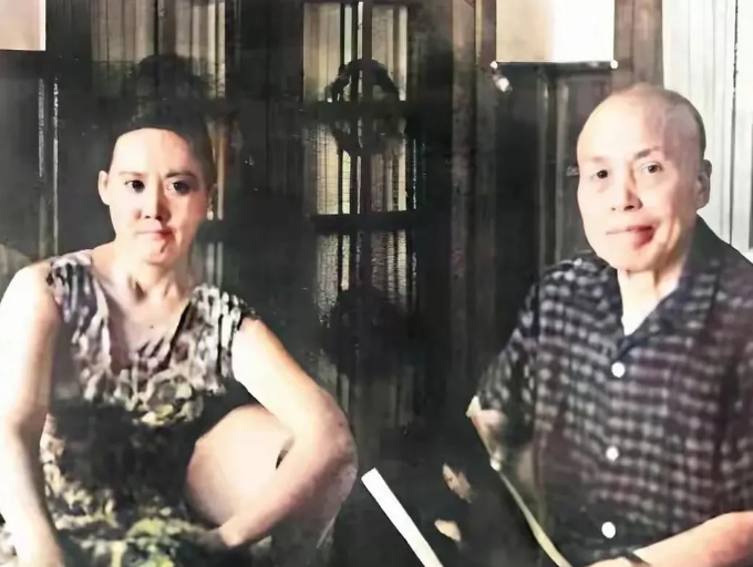 李宗仁与新婚妻子恩爱合影

1966年，75岁李宗仁与27岁新婚妻子合影曝光。两