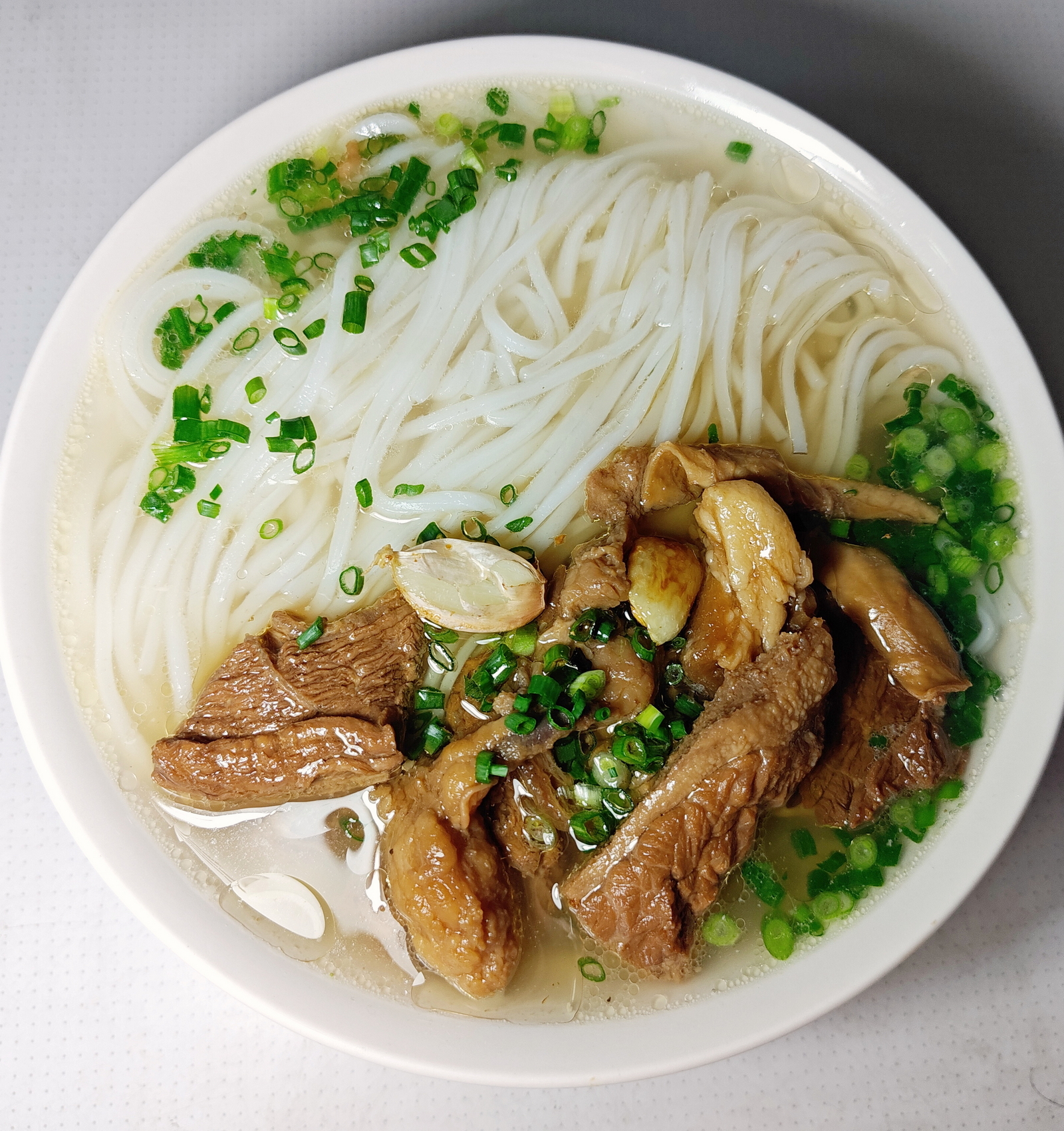 晚餐，牛腩汤粿条。粿条是潮汕牛肉店买的机器粉，3元一斤，做汤粉一般般，更适合炒。