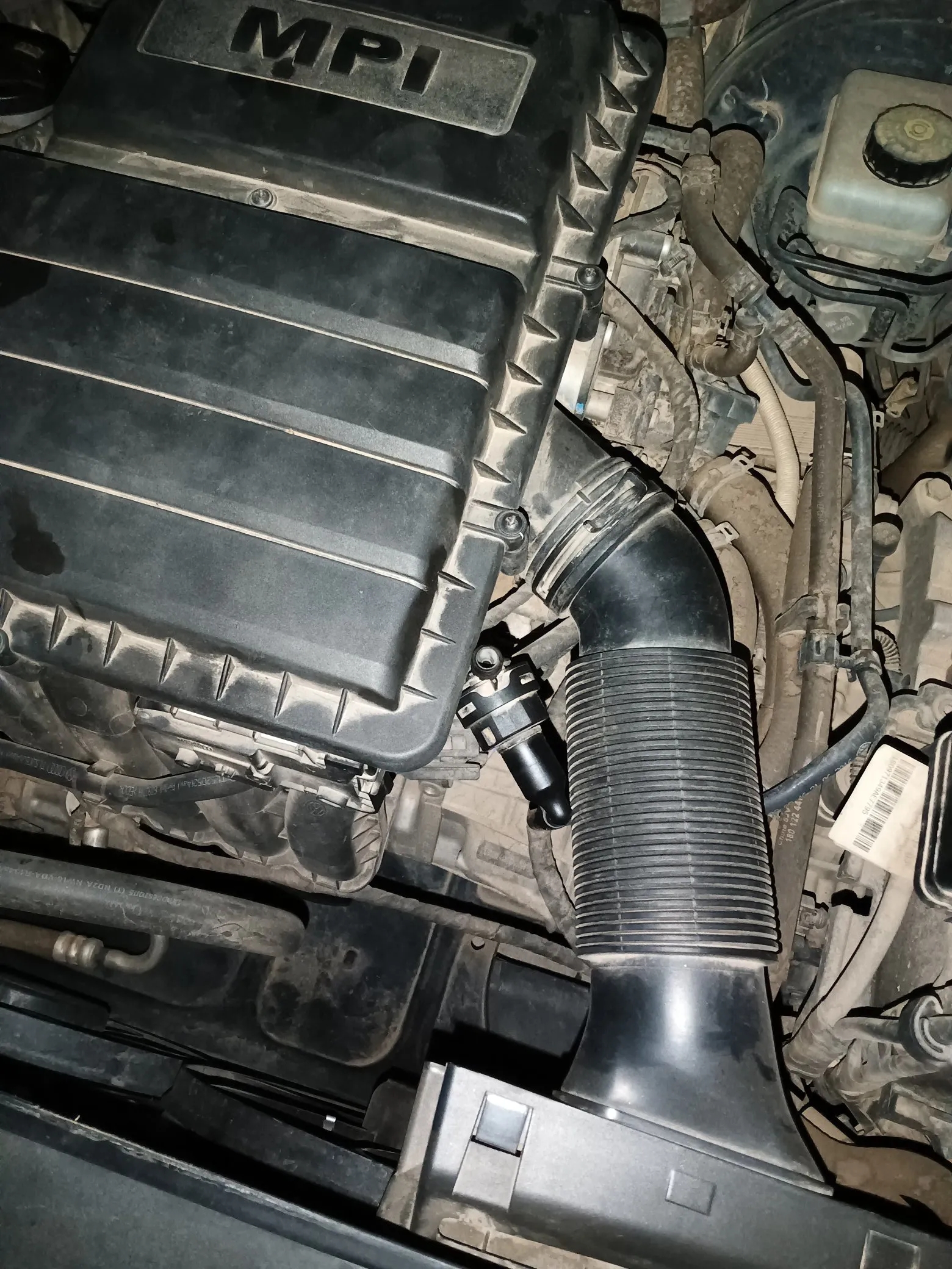 修车店里的人告诉我，发动机旁边这个孔这个孔露出来了不太好。建议我买一个盖子盖住它