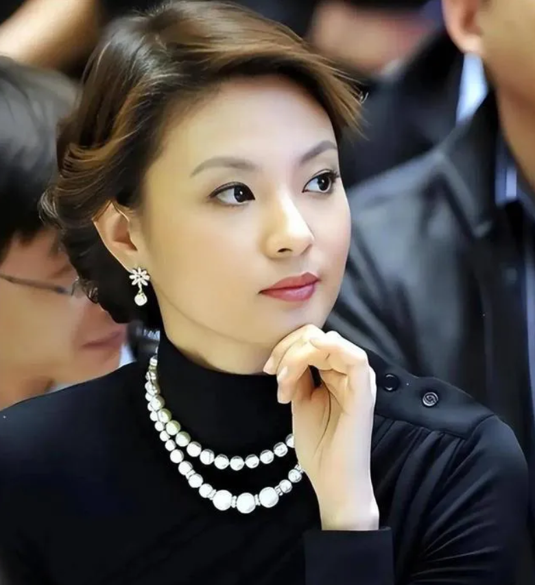 我一直以为，刘芳菲长得比周涛漂亮。尽管周涛被誉为＂央视一姐＂，但是，刘芳菲不仅颜