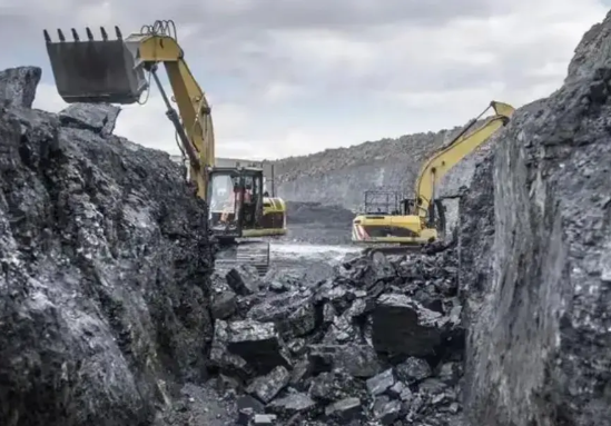 乌克兰矿产多，但大部分在东部，那里现在被俄罗斯控制。它想把矿卖给美国，可俄罗斯不