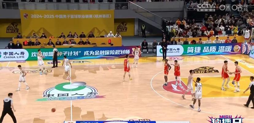 球迷们纷纷呼吁，让孙铭徽进国家队，代表中国男篮为国争光。今年孙铭徽的表现也是征服