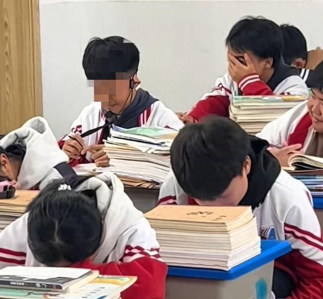 给学生戴小蜜蜂的老师道歉并离职，网友评论一边倒：严师干不下去。
 
现在有些家长