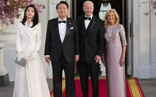 韩国第一夫人金建希把访美行程当成了春季服装大展，2天换了8套衣服，而且每套都是适
