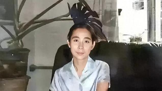 一张林豆豆五十岁左右的照片，一脸从容与淡定，眼睛眉毛神似父亲