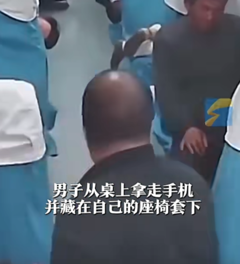 男子的演技真是“影帝”级别的了，这名男子在火车上趁着别人睡觉偷了人家的手机，随后