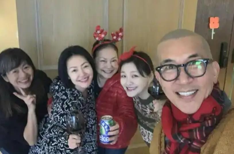 具俊晔和大S的穿搭风格还挺搭的，都是复古毛衣，不过具俊晔看起来心情不错。
 
祝