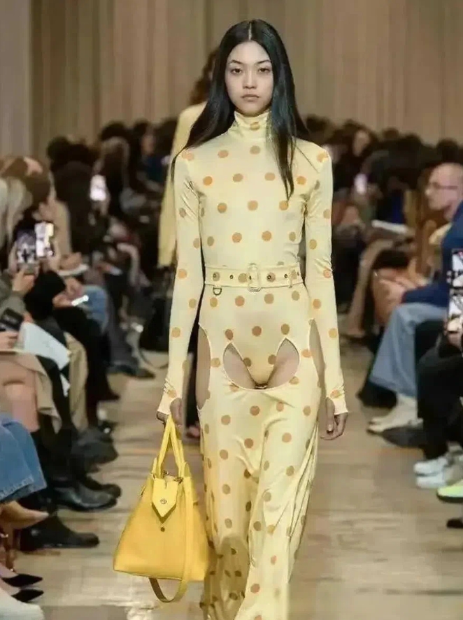 这简直太庸俗了，这算是什么潮流？这样穿出门行吗？