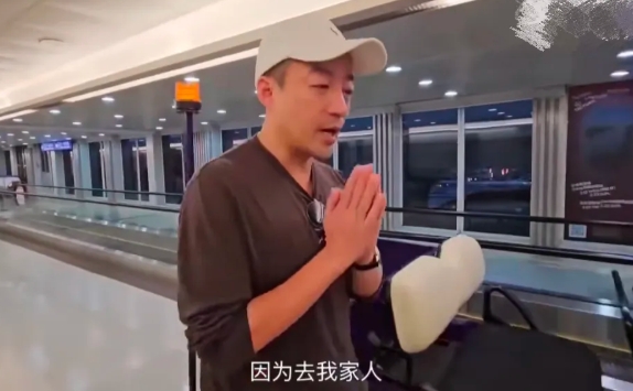 汪小菲火速抵达台北，落地那一刻面对镜头深深鞠躬，双眼红肿十分憔悴。汪小菲面对记者