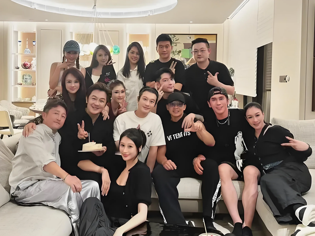 黄晓明带叶珂出席陈浩民生日会，这5点让人觉得怪尴尬的：
1.出境无数次的叶珂，放