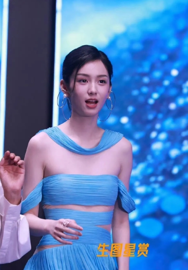 她真的是既没有胸，又没有腰啊！穿的这么露图啥？图暴露缺点吗？平胸好歹腰得细吧？这
