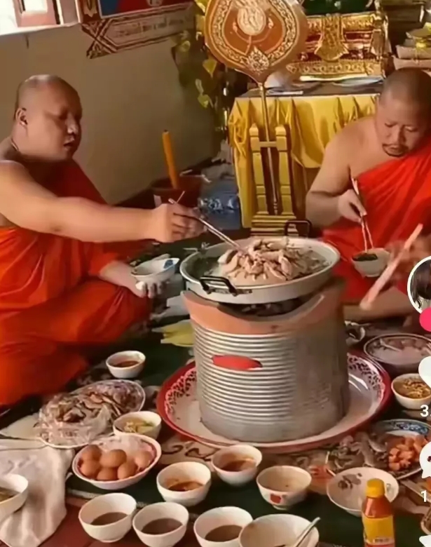 太蹊跷了！在一家寺庙里，上香客无意中拍到几名胖和尚正在吃午饭，他们个个长得身材魁