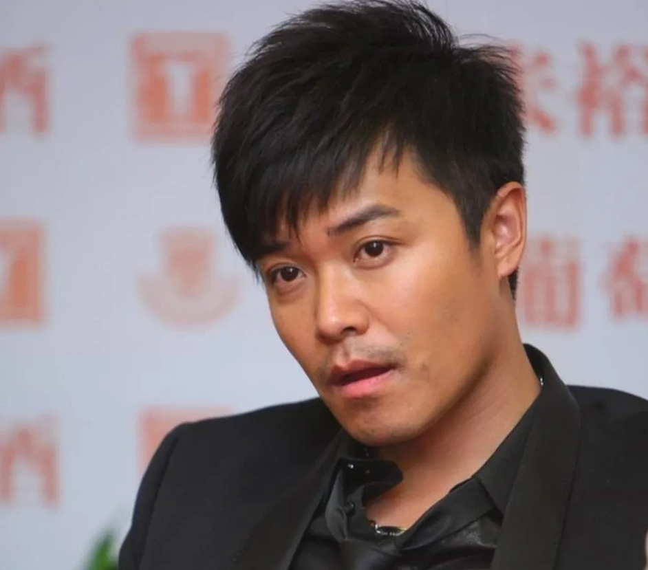 陈思诚可真是个鬼才！不知大家有没有发觉，他与那些香港大导演恰恰相反。香港导演拍戏