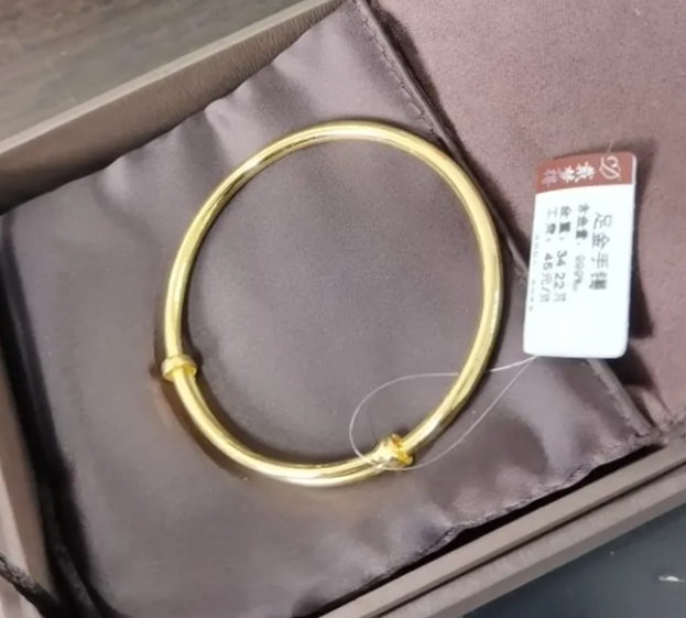 为啥女人都爱金镯子？

我是80后，结婚时，我家里经济条件一般，咬紧牙给媳妇花了