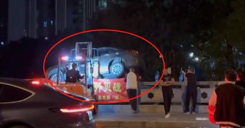 福建，一男子花费十几万买的车位被其他业主占用，好心提醒，奈何业主根本不为所动，甚