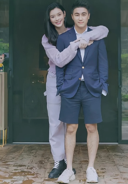 何猷君自曝为拍结婚照垫五个枕头？真笑死人