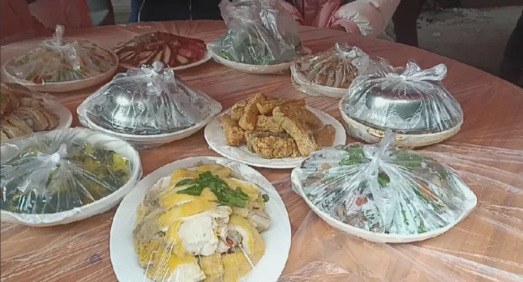 今天家婆过60大寿，远嫁的两个姑姐拖家带口的，都一起回来给她妈妈祝寿！上上下下加