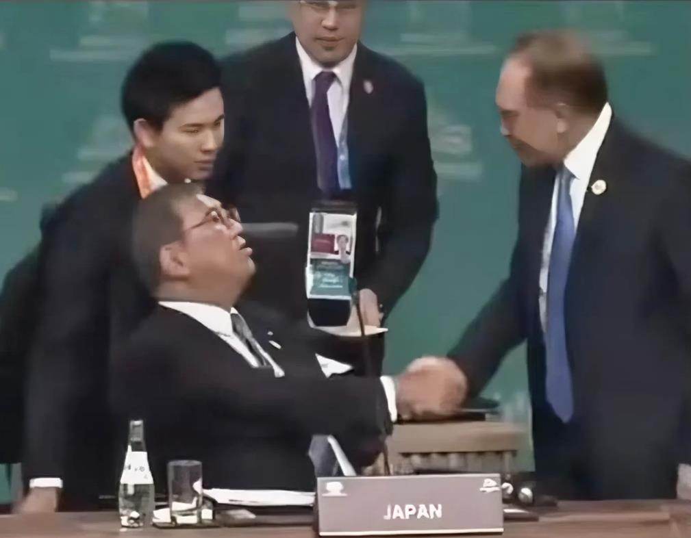 万万没想到啊！日本首相石破茂遭到了日本国内一致痛批，不少媒体和民众认为石破茂让日