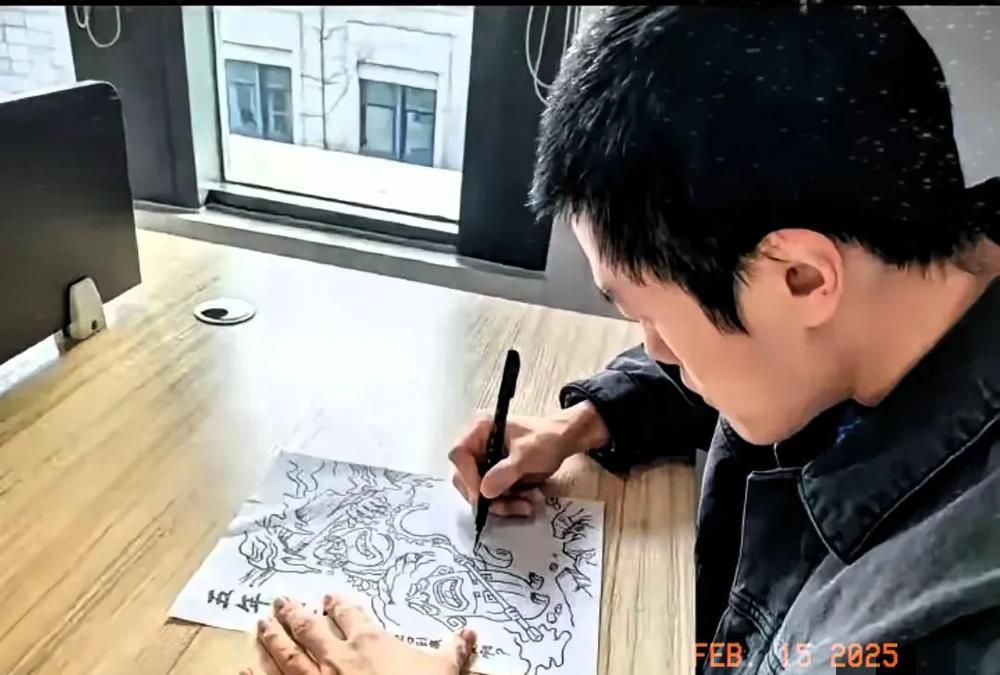 杨宇（饺子）的家庭背景大揭秘！

父亲杨廷耀，泸州人民医院放射科医生，性格务实，