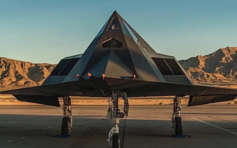 F-117是美国洛克希德·马丁公司研制的单座亚音速隐身攻击机，具有很好的雷达、红
