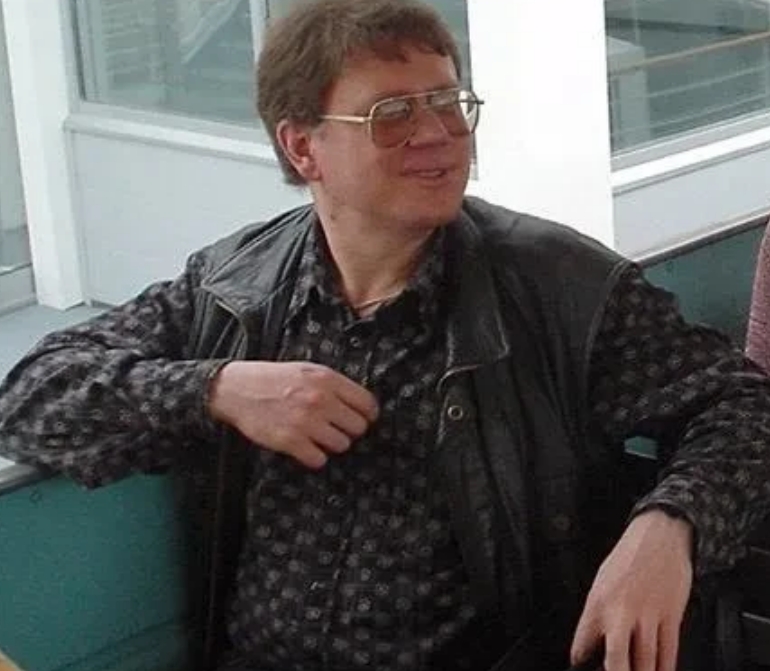 【俄退休警察上校承认在2004年杀害反腐记者，他打算奔赴战场】

12月23日，