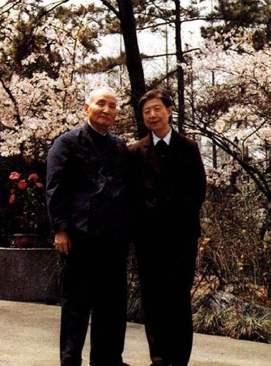 在岁月长河中，一张陈云与妻子于若木晚年的合影，静静散发着独特魅力。照片里，陈云目