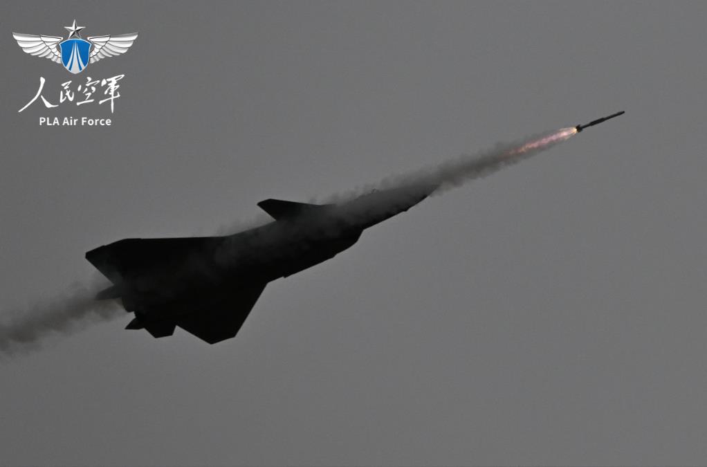 【歼-20发射霹雳-10导弹，罕见画面曝光，暴露一个细节】

人民空军官方账号发