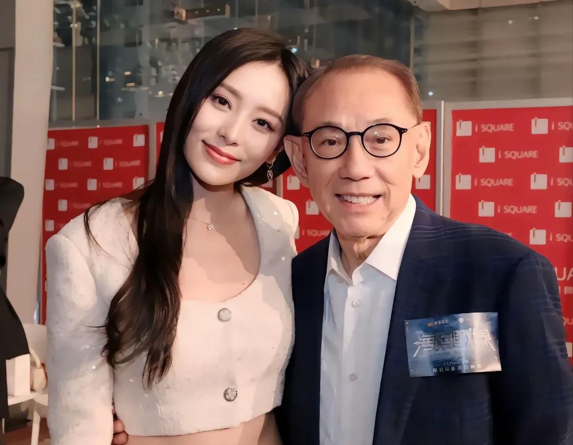 她简直就是杨幂的翻版，高挑性感的身材甚至比杨幂还火辣，在香港没有几个何佩瑜这么好