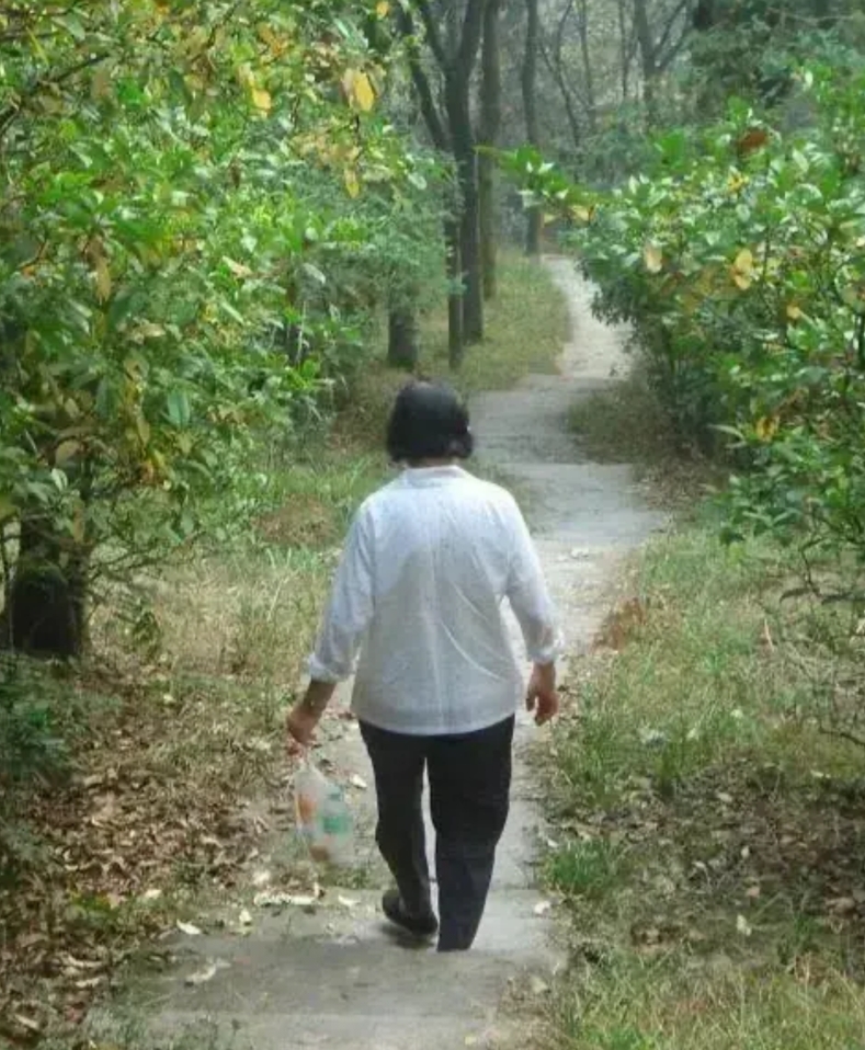 辽宁东港，38岁男子见一57岁大妈站在家门口，与大妈打招呼后，不顾大妈的阻拦进入