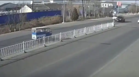 以前开车出差，基本上都是走高速公路。自从退休后，我就开始尝试走国道。走过几次后，