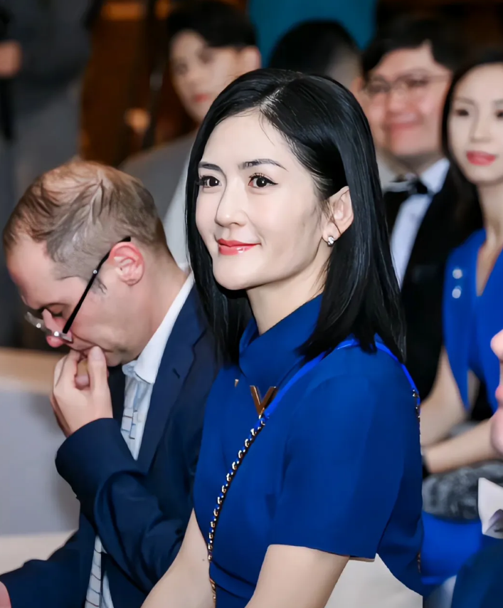 谢娜本人皮肤很好很年轻，就是下巴太尖了有点儿不自然。
年过四十的她越来越温柔稳重