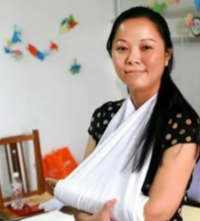 2011年，一位31岁的杭州妈妈在徒手接住了从10楼坠落的女童，最终手臂却因受伤