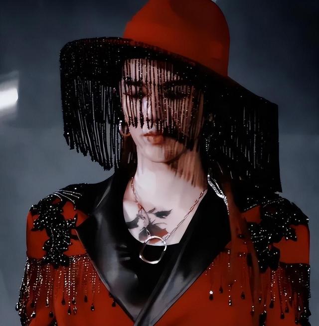 华晨宇,被痛批:一个不男不女,靠鬼哭狼嚎,哗众取宠的所谓歌星(华晨宇这种不男不女为啥还有人喜欢)-第18张图片-九妖电影 华晨宇,被痛批:一个不男不女,靠鬼哭狼嚎,哗众取宠的所谓歌星(华晨宇这种不男不女为啥还有人喜欢)-第18张图片-九妖电影