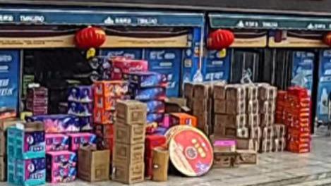 天降烟头引爆鞭炮摊后续：群众合力扑灭，官方回应，网友要求严查