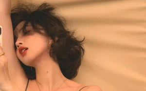 国庆回家， 我妈打扫卫生、做饭，而我给她请的保姆，坐在沙发上看电视，我气得给了保姆一巴掌，没成想保姆