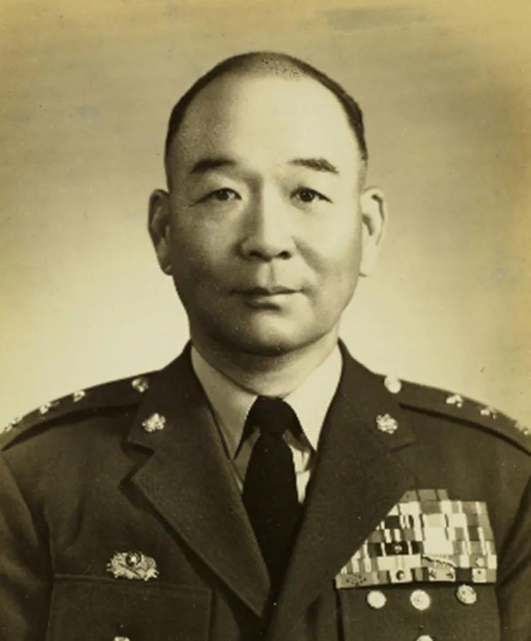 1942年，胡琏见妻子一个人带小孩有些辛苦，就想纳个小妾，帮妻子分担压力，妻子听