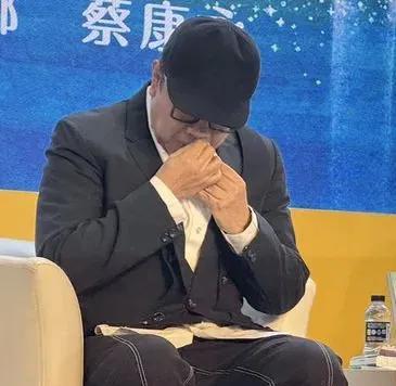 蔡康永泪洒现场！
2月6日，蔡康永在出席活动宣传新书的时候情不自禁的哽咽出声，一