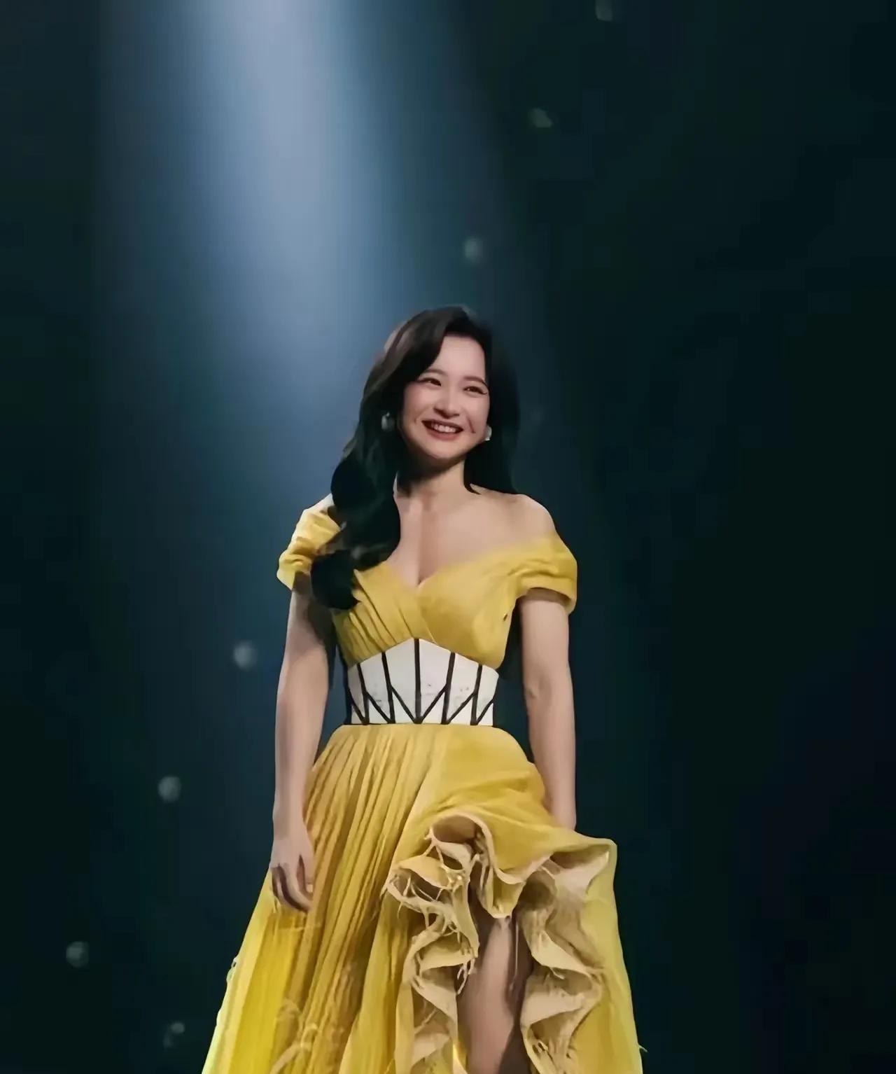 很是纳闷，去年火的一塌糊涂的贾玲今年怎么销声匿迹了？春晚不见她参加，也没有见她拍