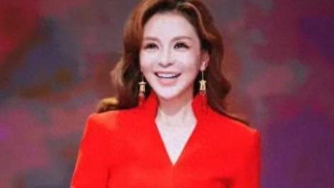 51岁朱迅主持跨年晚会！和撒贝宁同框，下班后在后台大口吃煎饼！
