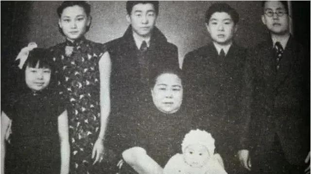 1938年1月，国民党上将韩复榘被枪决后，他的妻子高艺珍带着子女不知所措，原西北