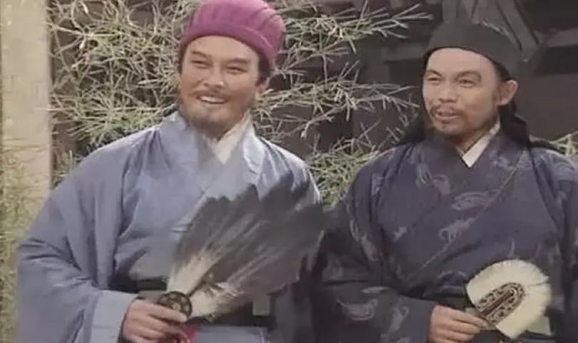 虽然历史没有假设！但是当初如果刘皇叔能任命庞统为荆州牧，关羽为荆州都督，马良为长