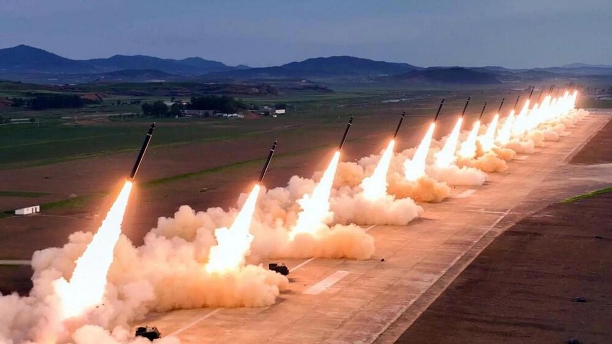 10月13日，半岛局势再次出现升级。韩国国防部威胁说要“终结朝鲜政权”；朝军则向