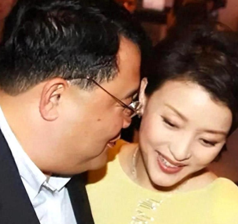 1994年，26岁的杨澜坚决和在银行上班的丈夫张一兵离婚，一转身就嫁给了身价10