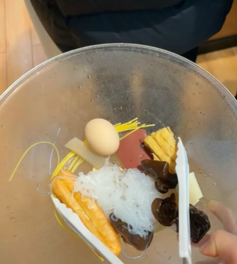 今晚去杨国福，本想天冷喝点汤，就少点了些菜，也就图片上那点量。拿去打称，那服务员