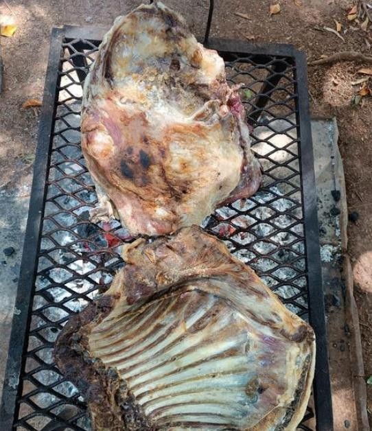 在内蒙古辽阔的大草原上，煮羊肉比烤羊肉更受欢迎，这其中有许多独特的原因。煮羊肉不