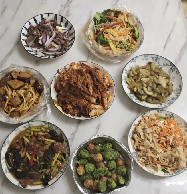 我表哥中年失业，43岁的年纪出去找工作，人家都嫌他老。碰壁3个多月，他干脆摆烂了