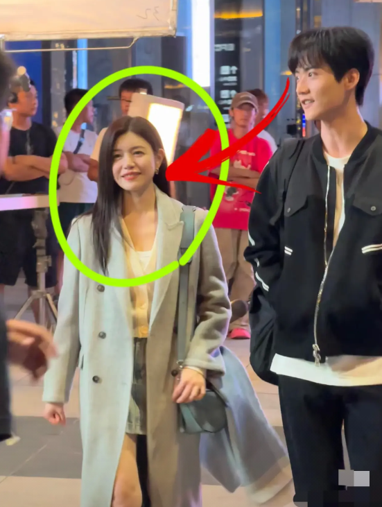 万万没想到，
陈晓和陈妍希离婚的最大受益人，
不是陈晓，更不是赵丽颖，而是
周柯