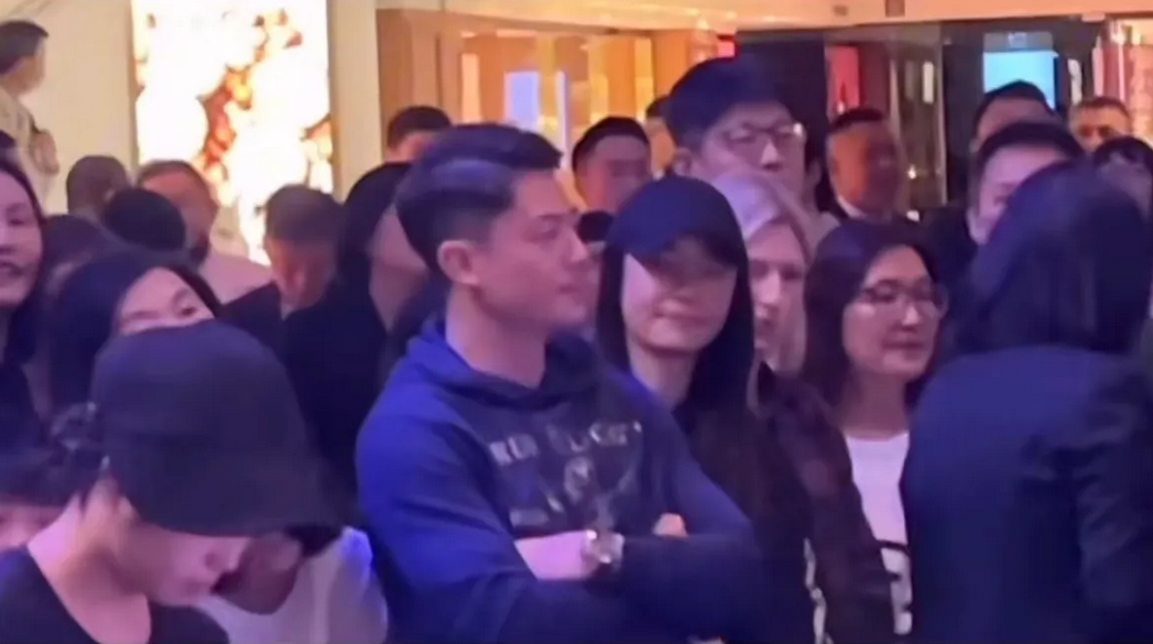霍建华和林心如一同现身女儿演出现场，林心如看到女儿表演，很是激动，又是鼓掌，又是