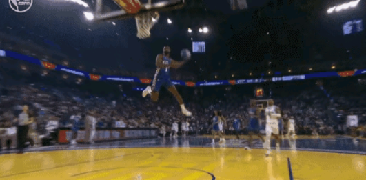 在今天进行的NBA全明星名人赛中，发生了让人瞠目结舌的一幕。当时双方的比赛正在激