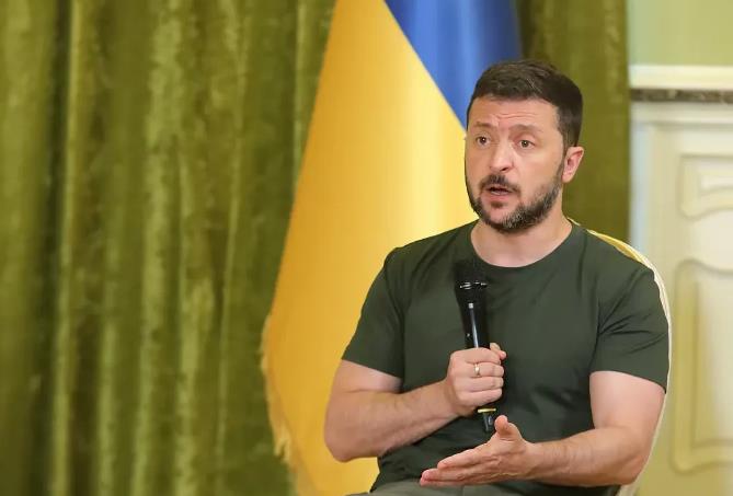 泽连斯基最终还是顶不住了！泽连斯基表示：将与相关国家举行会议商谈，在 11 月底